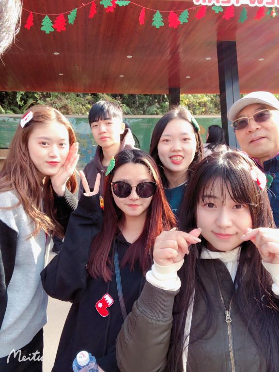 (港澳台办主任和同学们的郊游互动) 威廉希尔中文网站